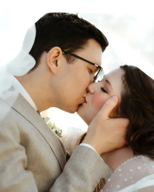 Lennart & Rike 🤍

Die erste Hochzeit der Saison hätte nicht schöner starten können. Traumhaftes Wetter mit Sonnenschein, ein First Look im Lieblingspark, Cocktails & Feier in der Speisekammer in Dortmund - und das mit einem so lieben Hochzeitspaar inklusive toller Gesellschaft. 

#hochzeit2025 #hochzeitsreportage #hochzeitsfotos #hochzeitsfotograf #hochzeitdortmund #hochzeitnrw #speisekammerdortmund #hochzeitsinspiration