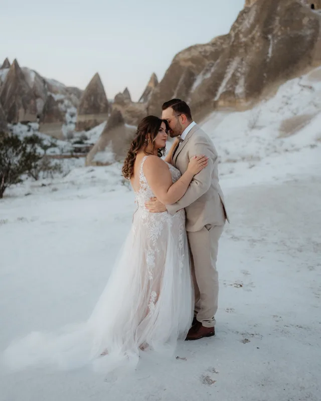 Lisa & Marcel ✨

Nur eine kleine Auswahl der wunderschönen Bilder die wir vor Ort gemacht haben. Wir haben alles mitgenommen - von Schnee und -7 Grad bis Sonnenschein ☀️ 

Konzept/Planung/Orga: @studio.cari @norisa_couple @curvymodelcouple 
Anzüge: @wilvorst 
Styling: @anastasiawiemann.hairstylist 
@be.autyful.hairmakeup
Schmuck:@glanzfang_schmuck_design 
Floristik: @loumablumen
Deko: @detailverliebt.sk
Papeterie: @reflect_papeterie
Zeitung: @wachshinaus 
Hotel: @kismetmansion 

#kappadokien #couplegoals #weddingcouple #sunrisephotography #sunrise #weddingshooting #cappadocıa #destinationwedding