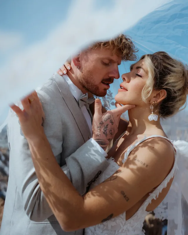Jenny & Dennis ✨

Konzept/Planung/Orga: @studio.cari @norisa_couple @curvymodelcouple 
Anzüge: @wilvorst 
Styling: @anastasiawiemann.hairstylist 
@be.autyful.hairmakeup
Schmuck:@glanzfang_schmuck_design 
Floristik: @loumablumen
Deko: @detailverliebt.sk
Papeterie: @reflect_papeterie
Kleider Jenny: @linriehlhochzeitshaus

#kappadokien #destinationweddingplanner #destinationelopement #destinationwedding #weddingdress #weddingcouple #elopementphotography #elopementwedding